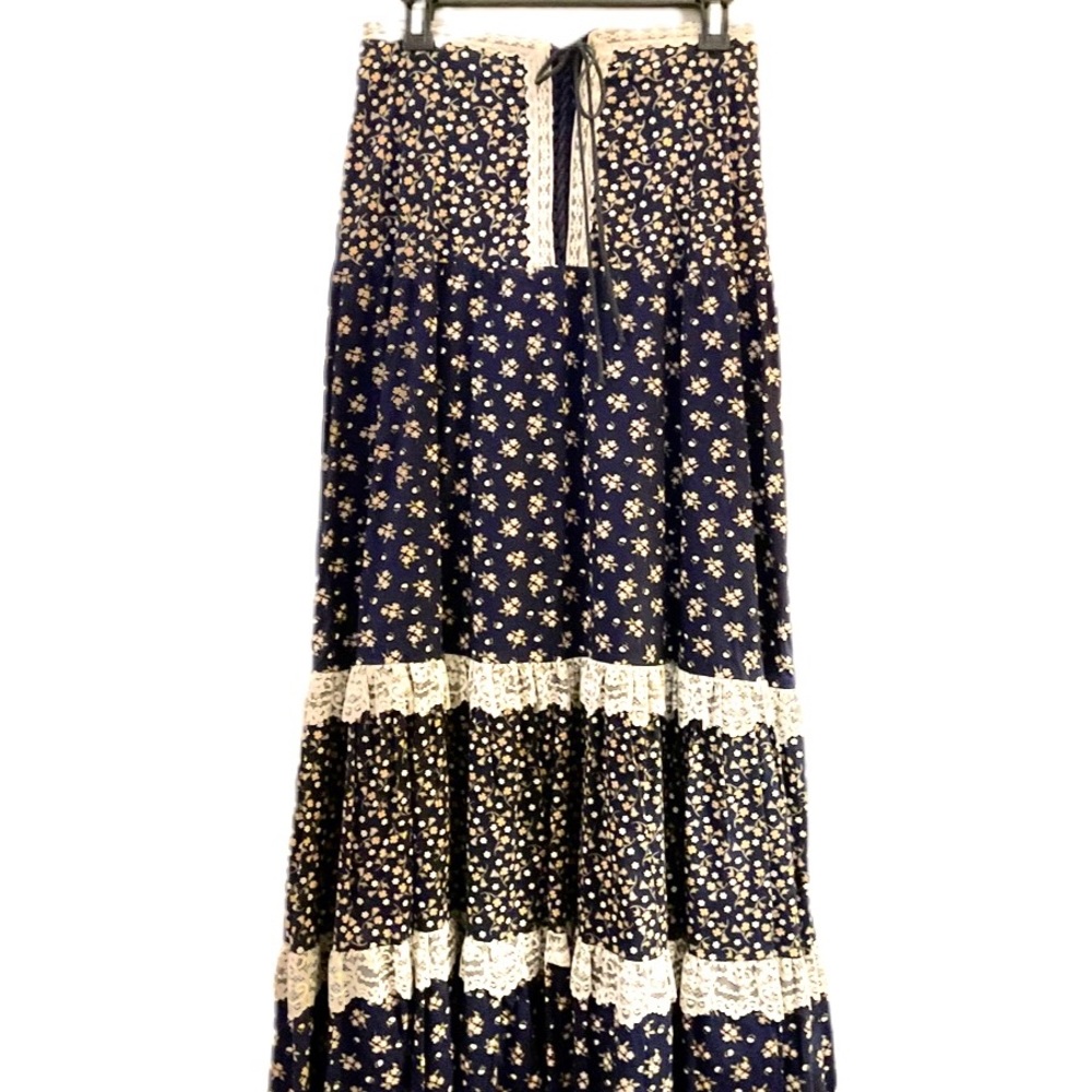 Vintage 70’s Jessica’s Gunnies skirt, size 11. Navy flowered with tiered lace.